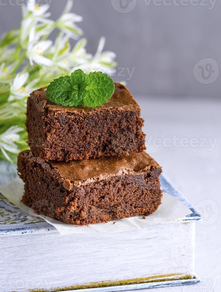 dos piezas cuadradas horneadas de pastel de brownie de chocolate foto