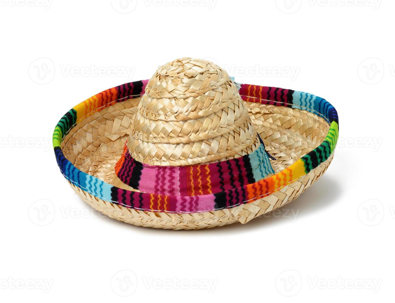 sombrero de paja en miniatura sobre un fondo blanco aislado foto