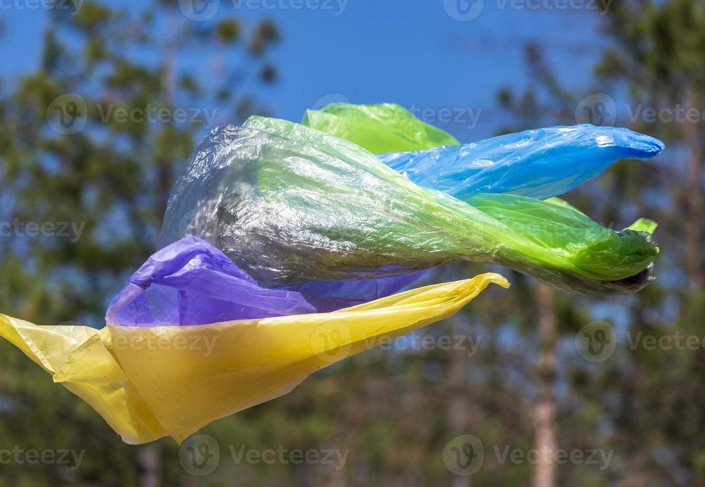 bolsas de plástico de basura vacías vuelan en el bosque foto