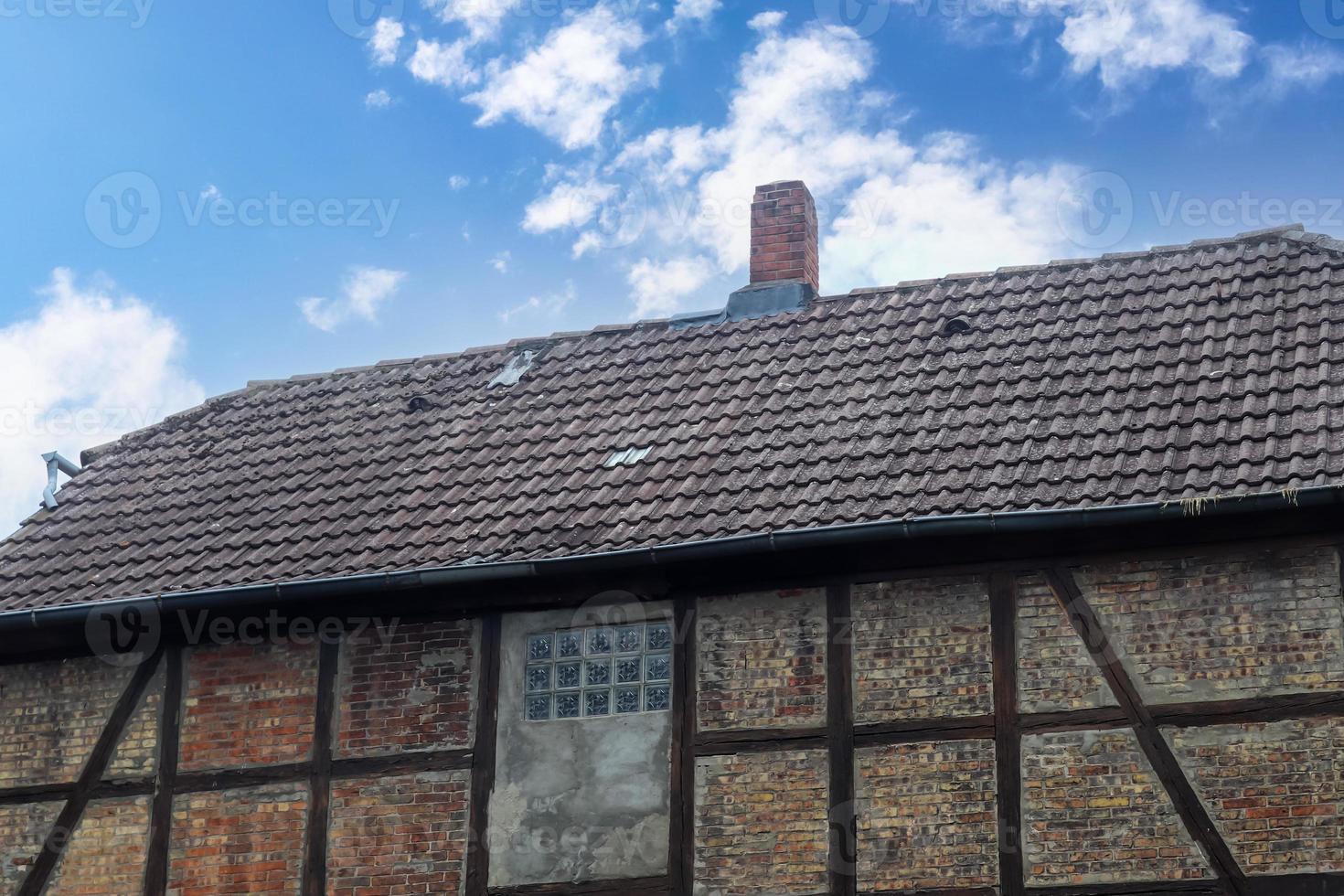 techo antiguo con tejas negras con paredes con entramado de madera. foto