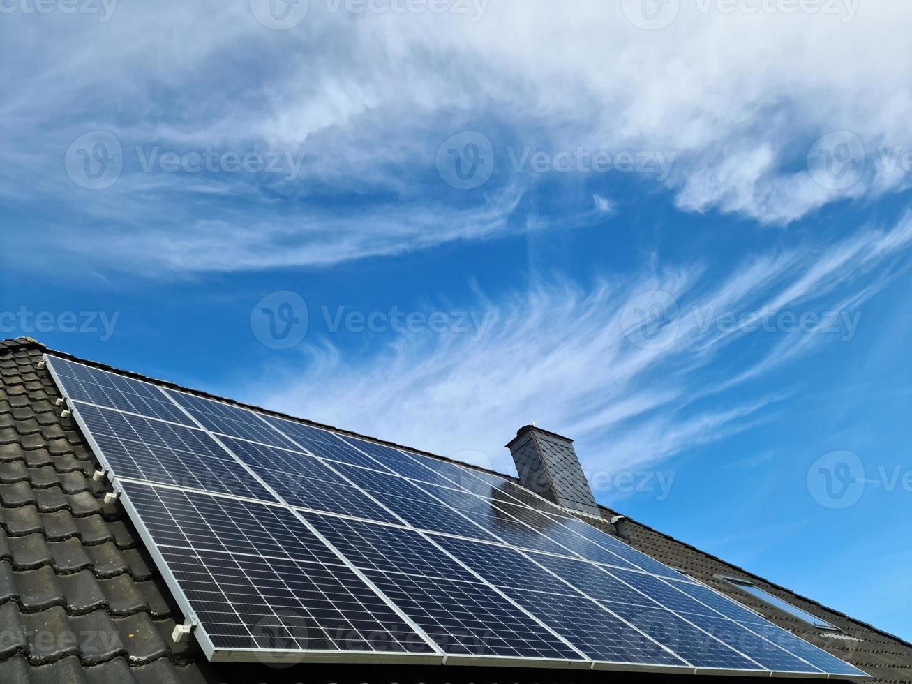 Paneles solares que producen energía limpia en el techo de una casa residencial en Alemania foto