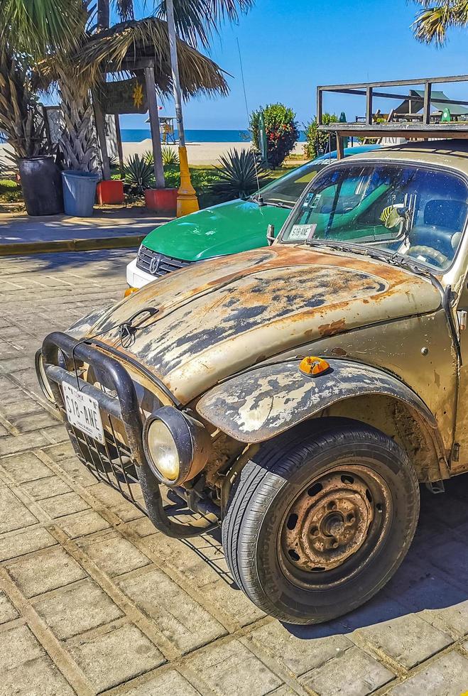 puerto escondido oaxaca mexico 2022 viejos autos antiguos clasicos oxidados y danados en mexico. foto