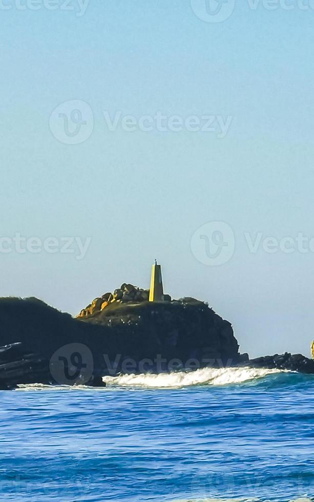 Extremadamente enormes grandes olas surfista playa la punta zicatela méxico. foto