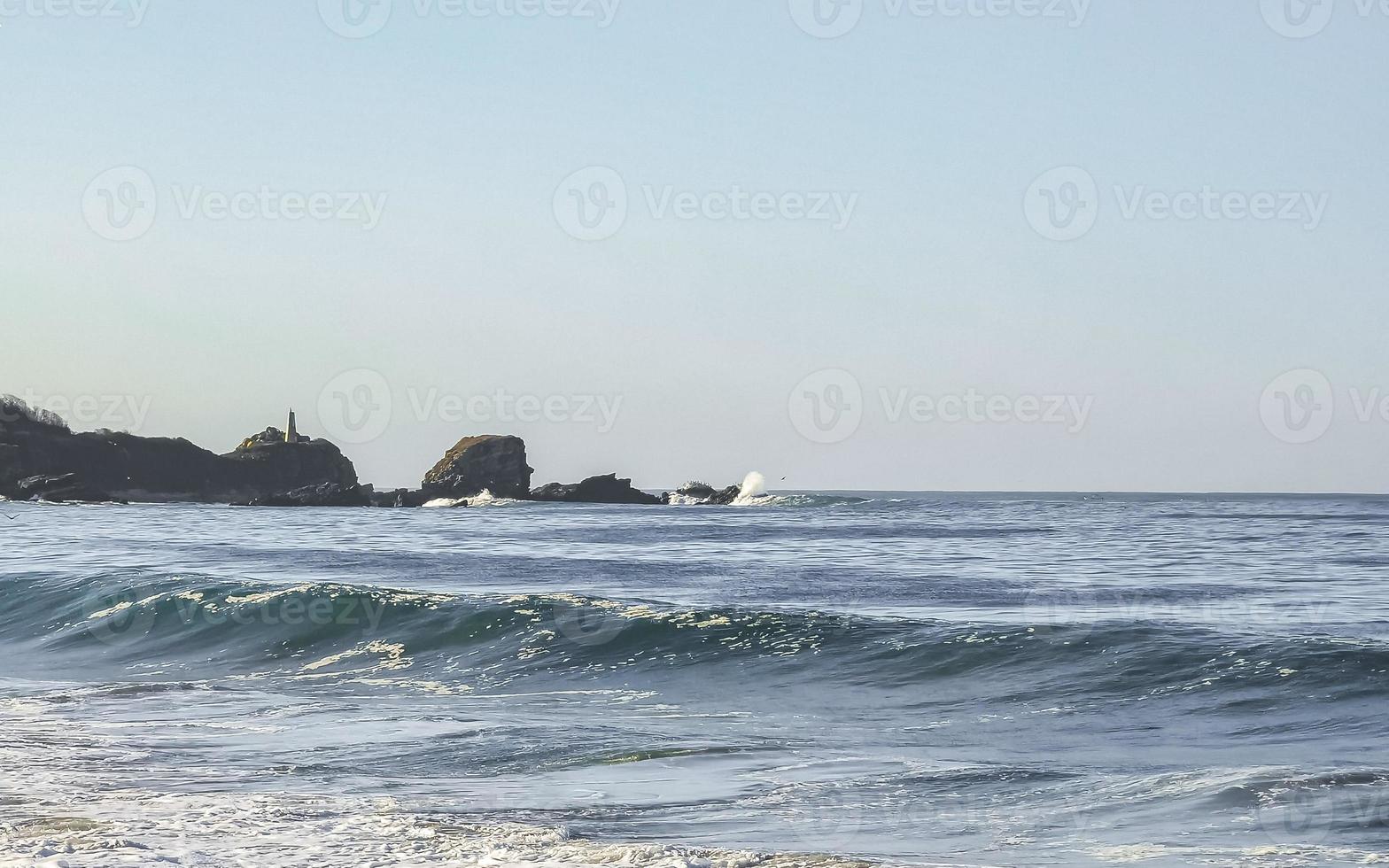 Extremadamente enormes grandes olas surfista playa la punta zicatela méxico. foto