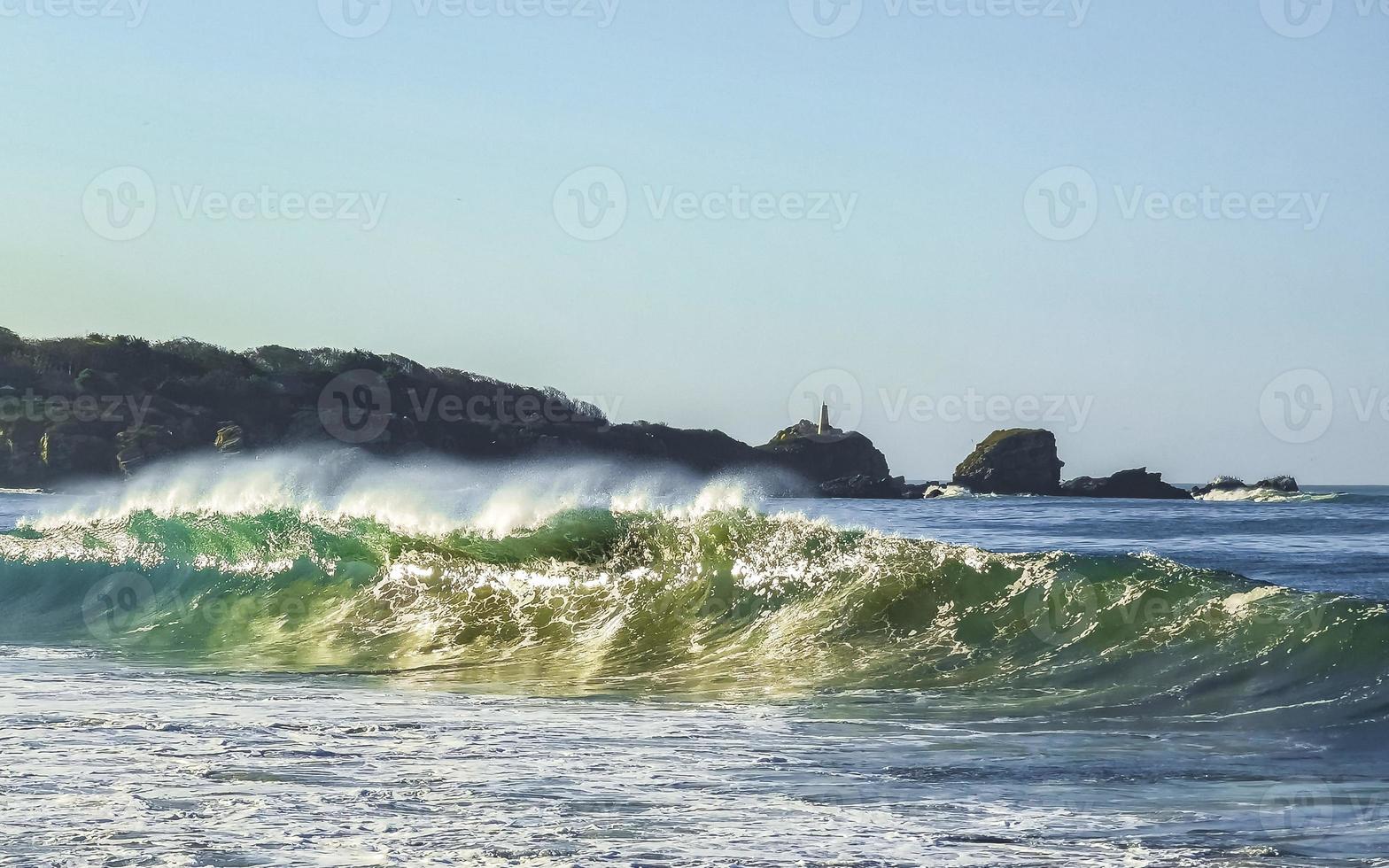 Extremadamente enormes grandes olas surfista playa la punta zicatela méxico. foto