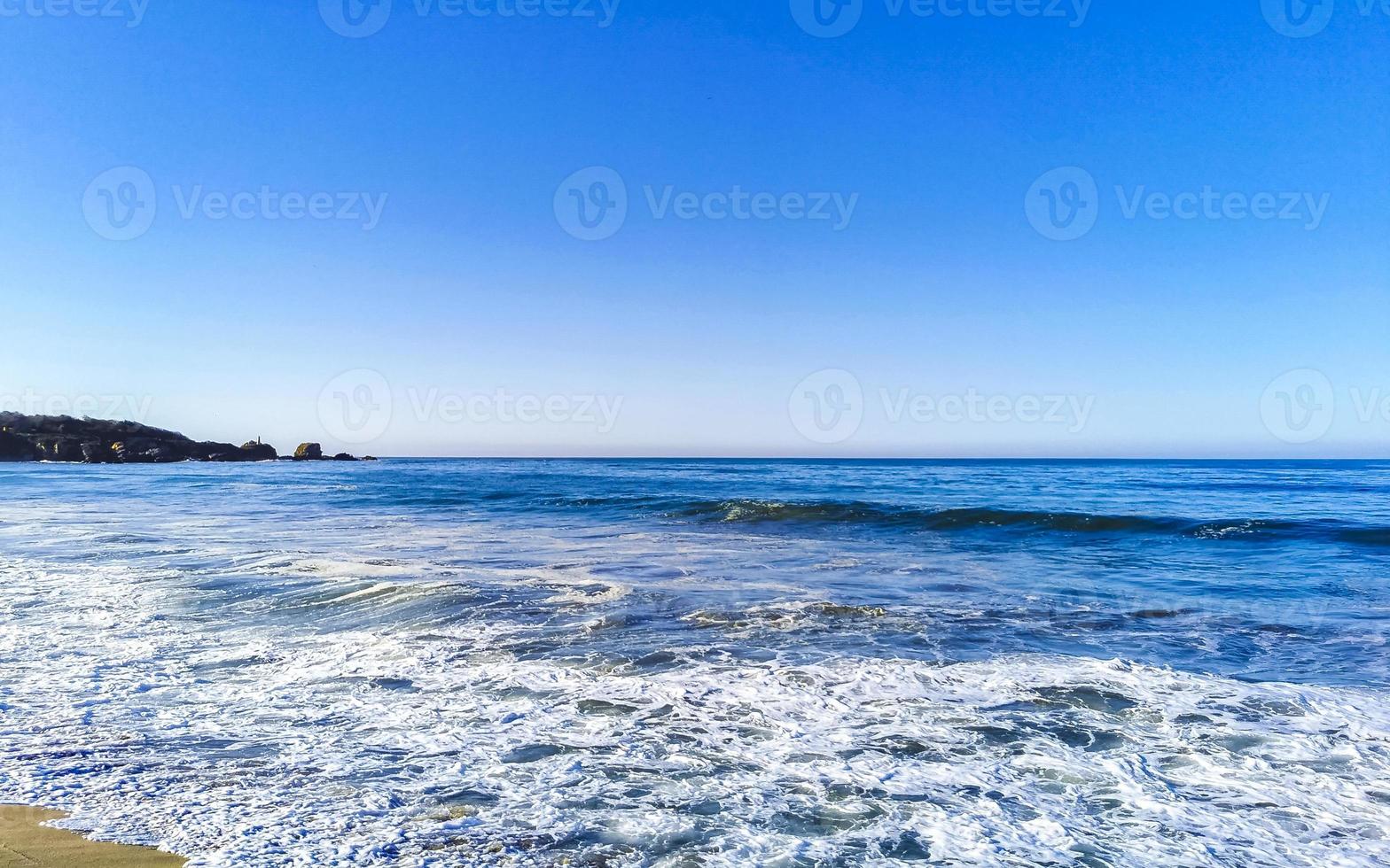 Extremadamente enormes grandes olas surfista playa la punta zicatela méxico. foto