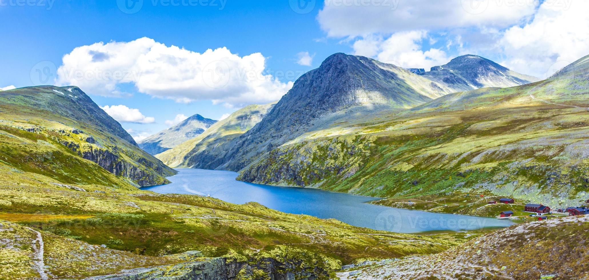 hermosa montaña y paisaje naturaleza panorama rondane parque nacional noruega. foto