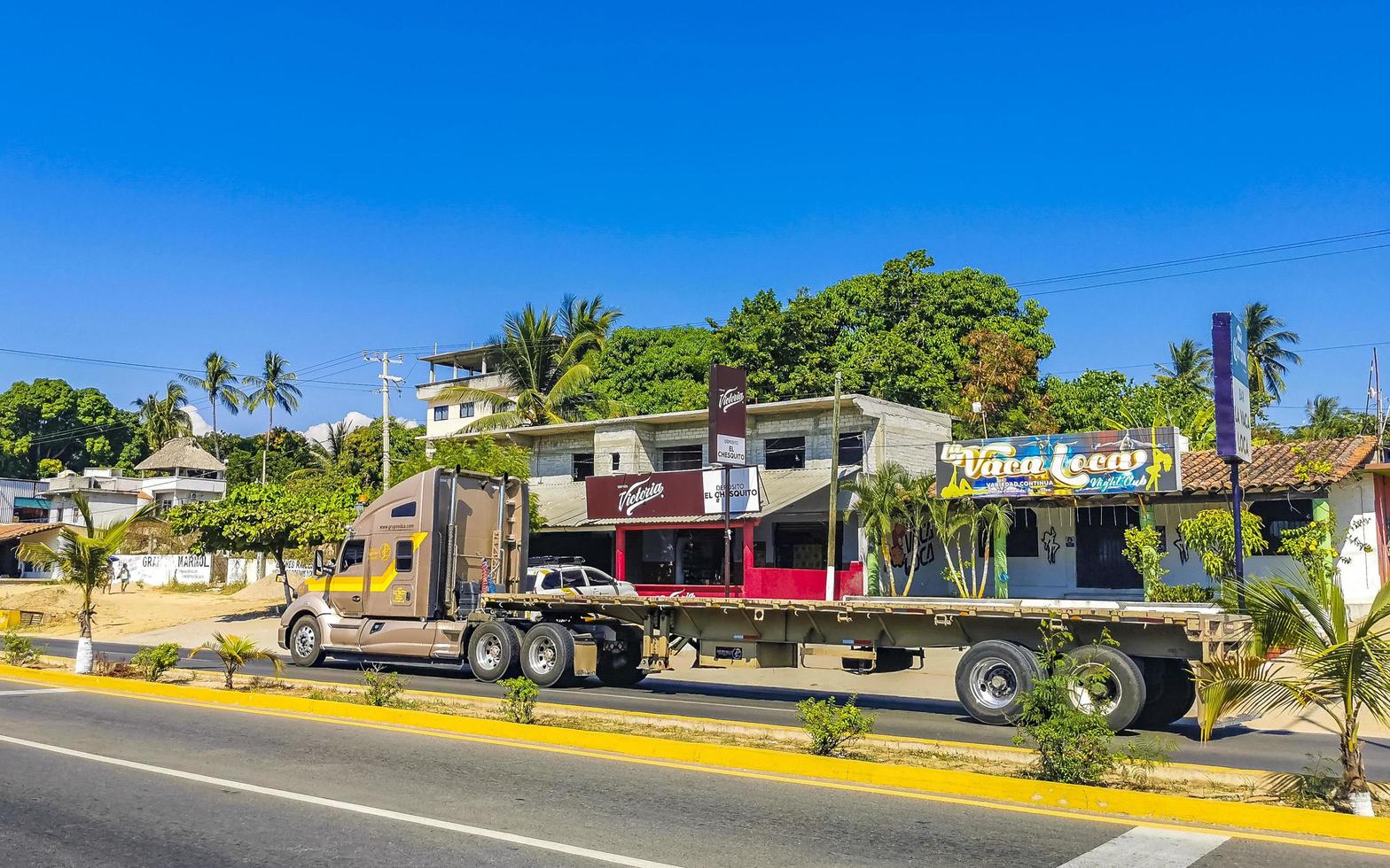 puerto escondido oaxaca mexico 2022 camiones mexicanos transportador de carga autos de entrega en puerto escondido mexico. foto