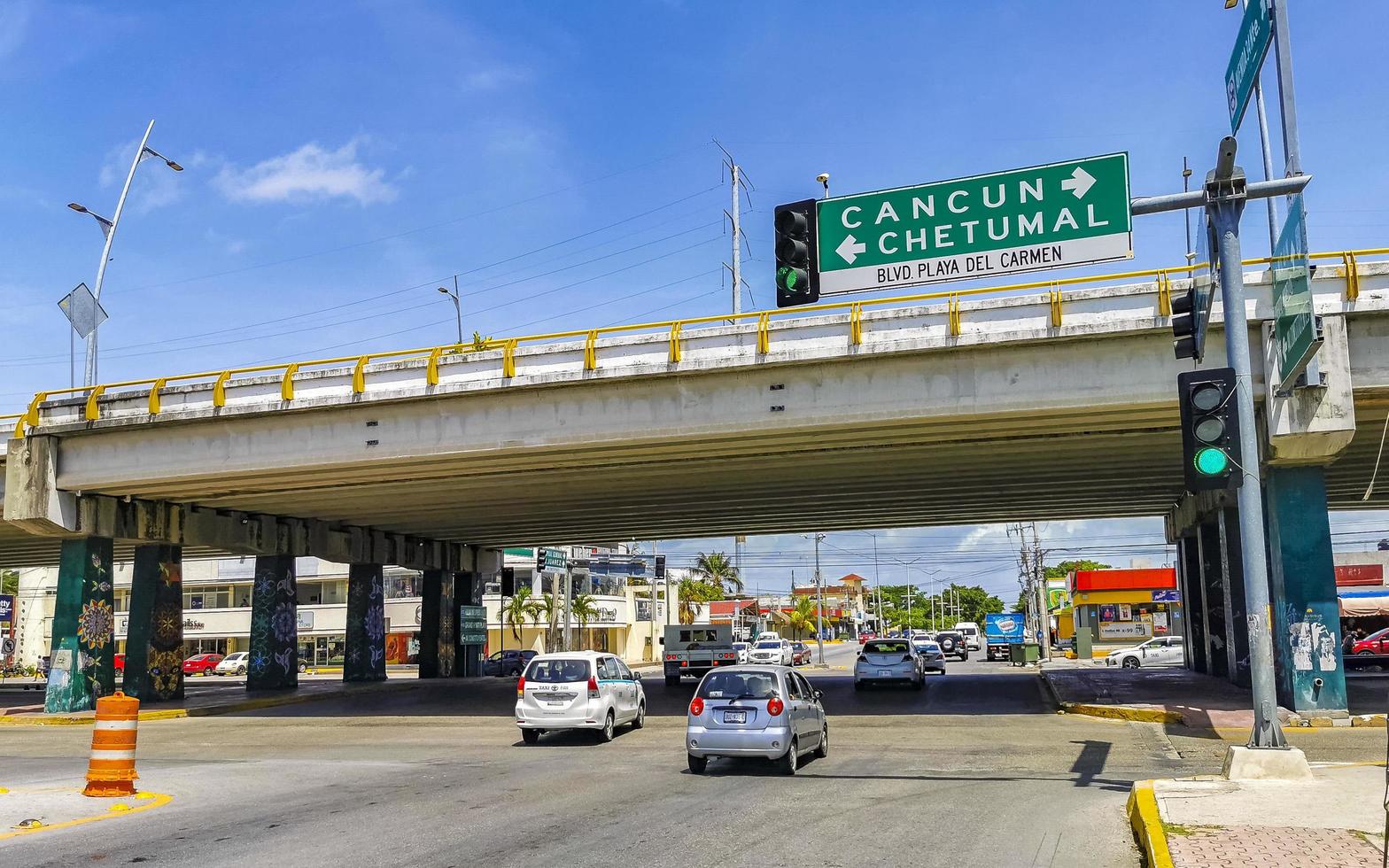 playa del carmen quintana roo mexico 2021 colorido calle carretera carretera puente paisaje urbano playa del carmen mexico. foto