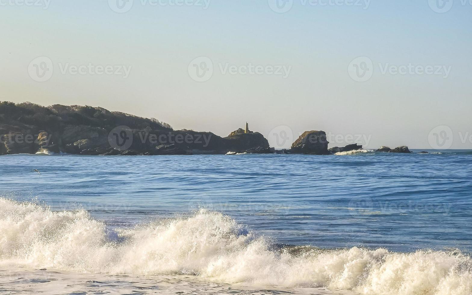 Extremadamente enormes grandes olas surfista playa la punta zicatela méxico. foto