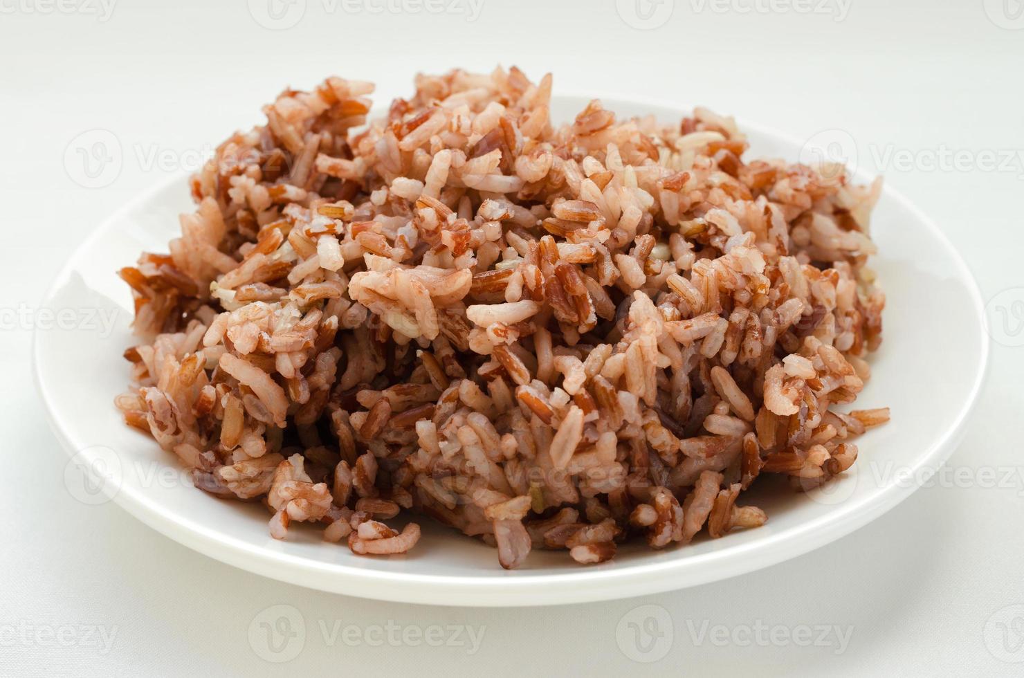 arroz integral cocido en plato blanco foto