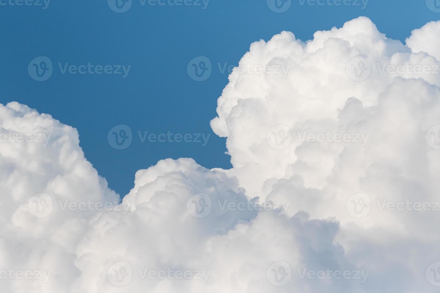 nubes blancas en el cielo azul foto