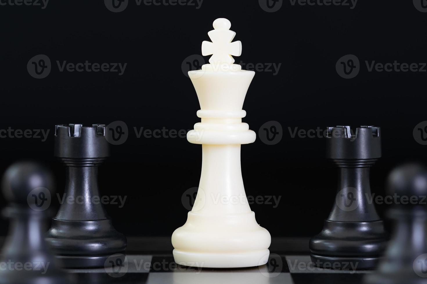 piezas de ajedrez en el tablero de ajedrez foto