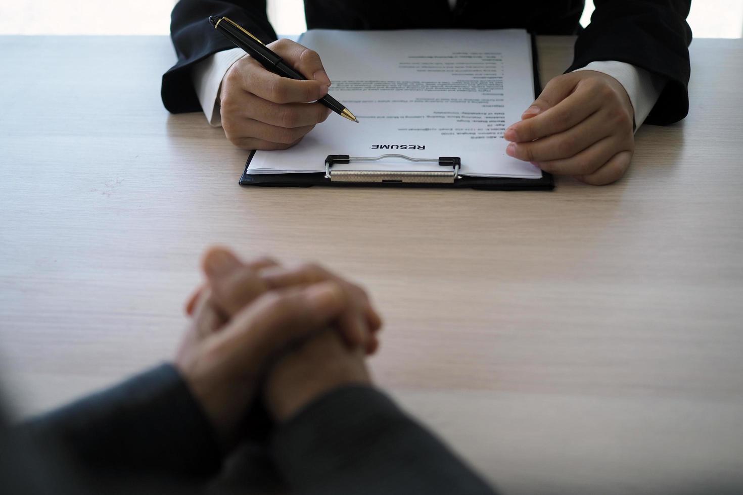 los ejecutivos están entrevistando a los candidatos. centrándose en los consejos para escribir un currículum, las calificaciones de los candidatos, las habilidades para las entrevistas y la preparación previa a las entrevistas. consideraciones para los nuevos empleados foto