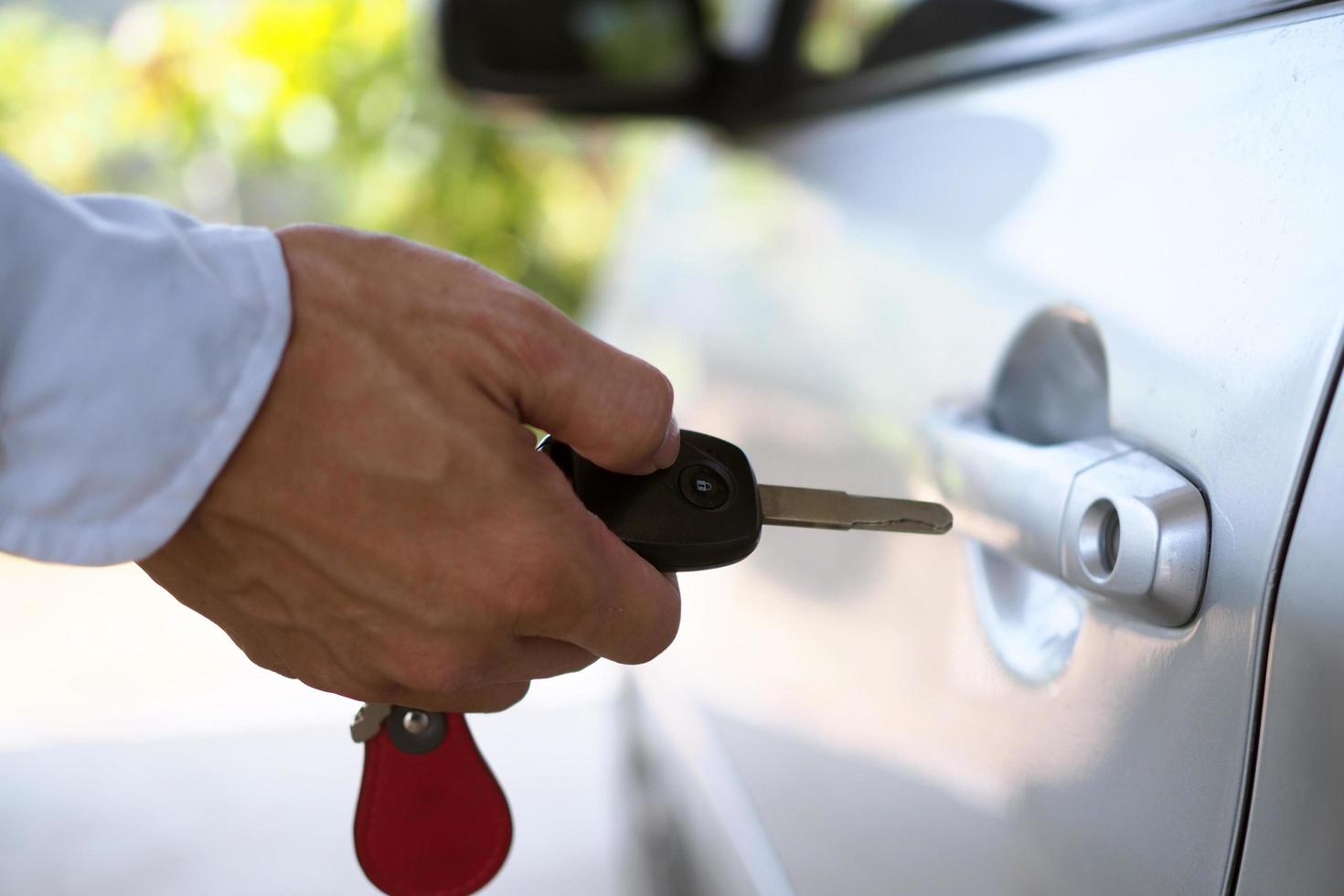 el nuevo dueño del auto está abriendo la puerta del auto. foto