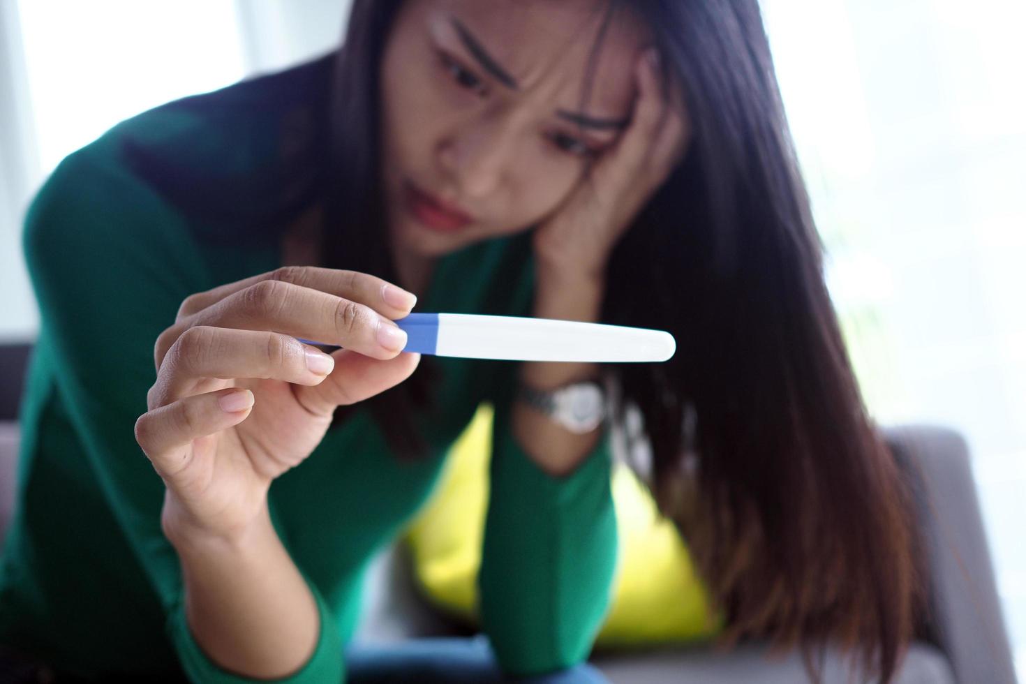 las hermosas mujeres asiáticas están estresadas y preocupadas por los resultados del embarazo. embarazo más allá de las expectativas en adolescentes foto