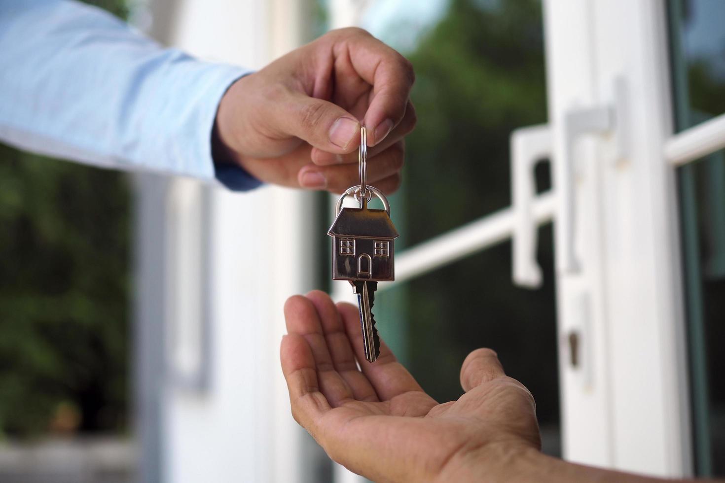 los compradores de viviendas están tomando las llaves de los vendedores. vende tu casa, alquila casa y compra ideas. foto