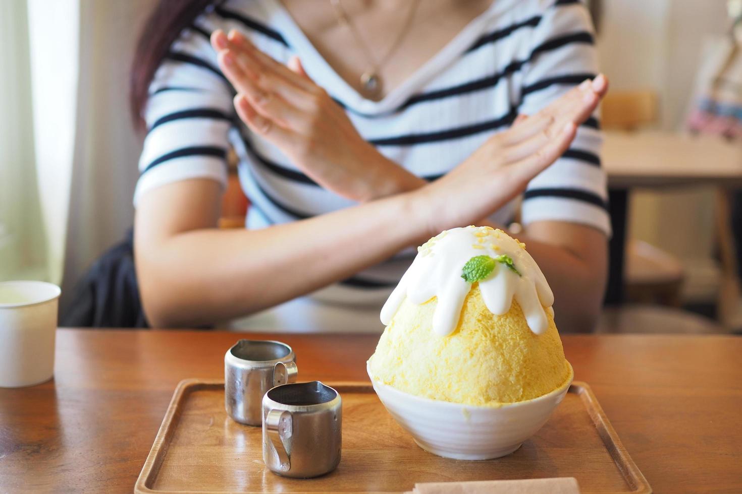 las mujeres usan personajes de mano para abstenerse de comer dulces al frente. perder peso foto