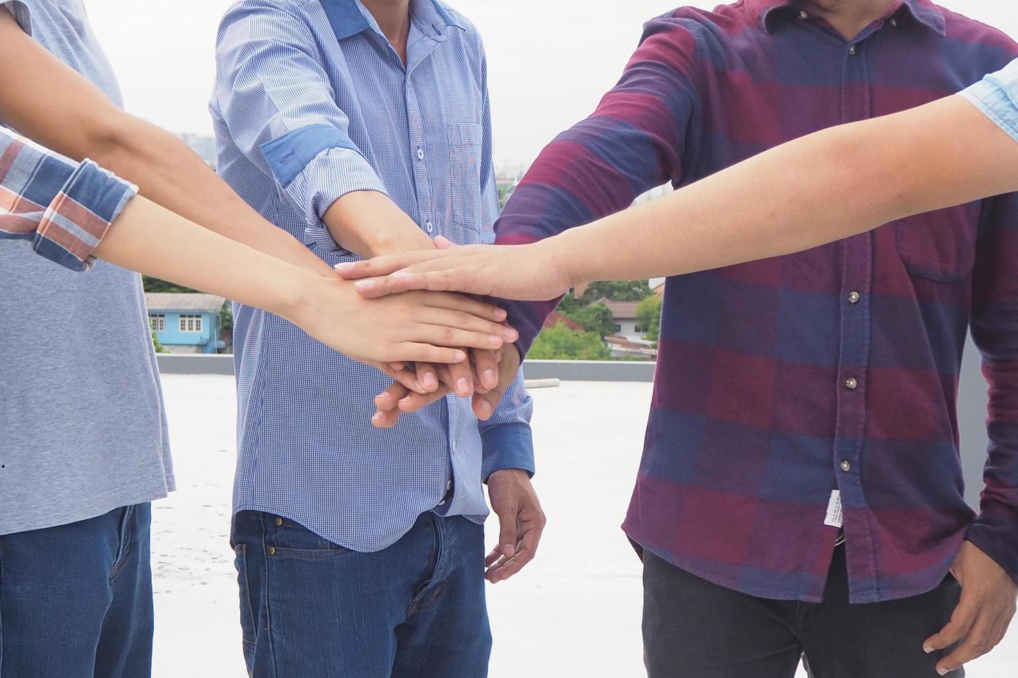 los jóvenes se toman de la mano, los colegas muestran su unidad y trabajo en equipo. foto