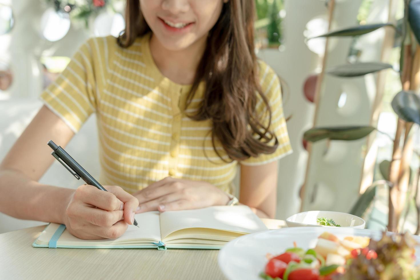 inspiración, escritora, escritura, creativa, recreación para imaginar, hermosa mujer joven atractiva de asia escribiendo ideas en un cuaderno, lista de tareas, buen trabajo de pensamiento, periodista, elegante, imagen de ensueño, relajarse foto