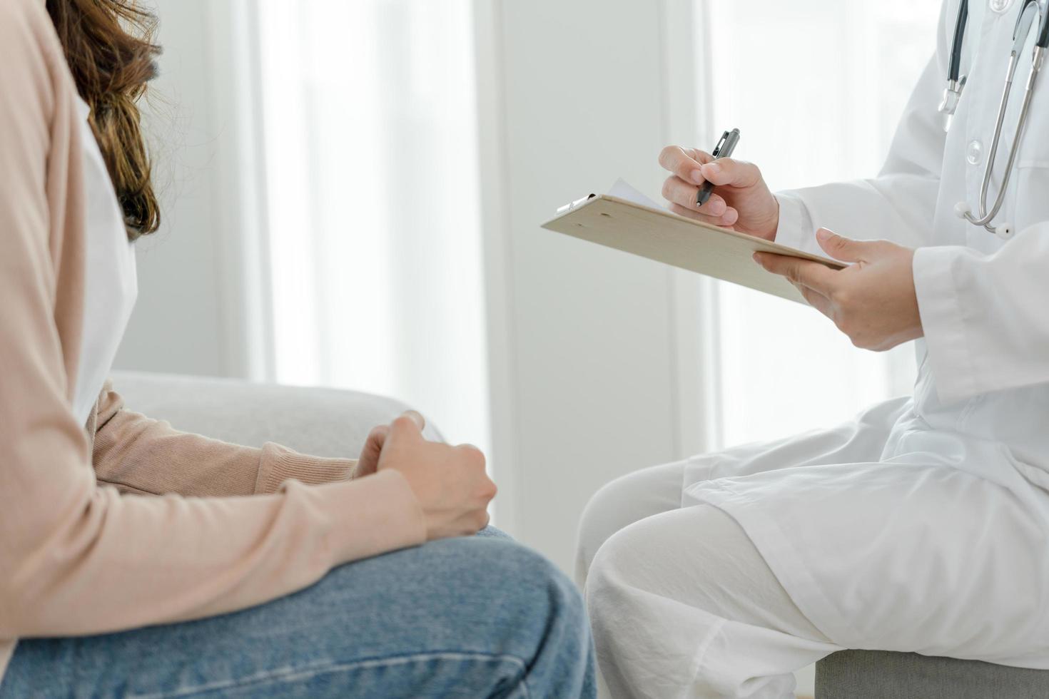 mujer con problemas de salud mental está consultando. el psiquiatra está registrando la condición del paciente para el tratamiento. aliento, problema de amor y familia, bipolar, paciente de depresión, proteger el suicidio foto