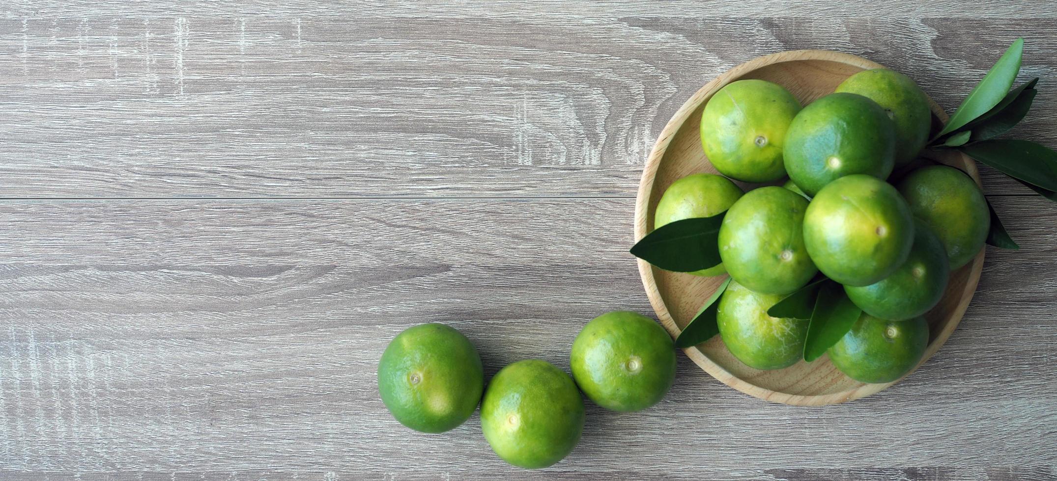 limón colocado en un plato de madera foto