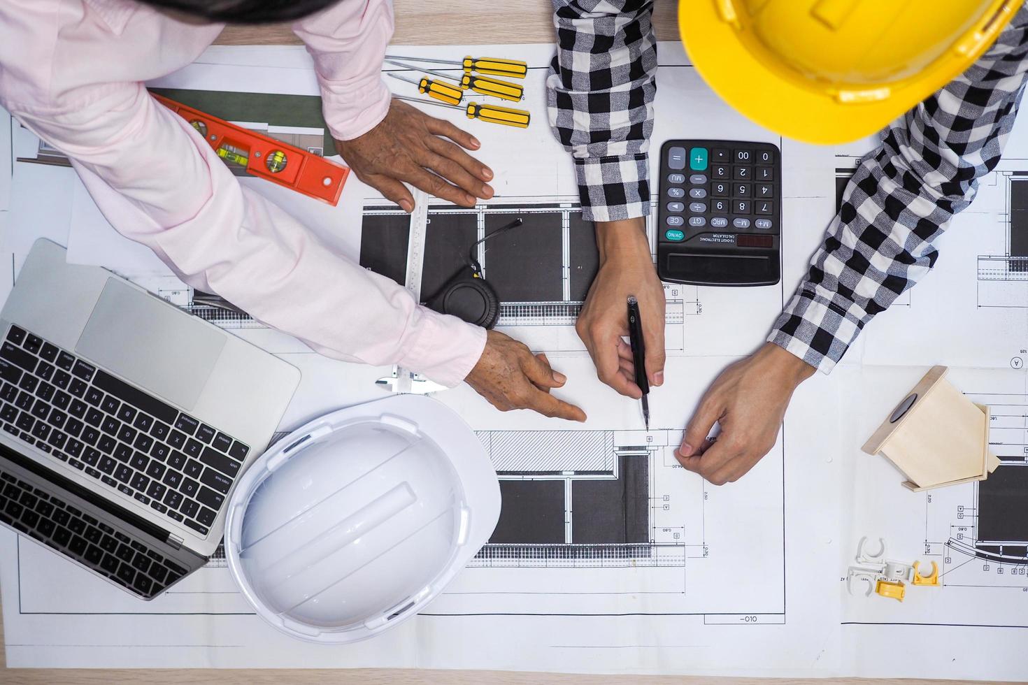 Project contractors and engineers consult on the building construction algorithm. Costs, investment, repairs to residential buildings photo