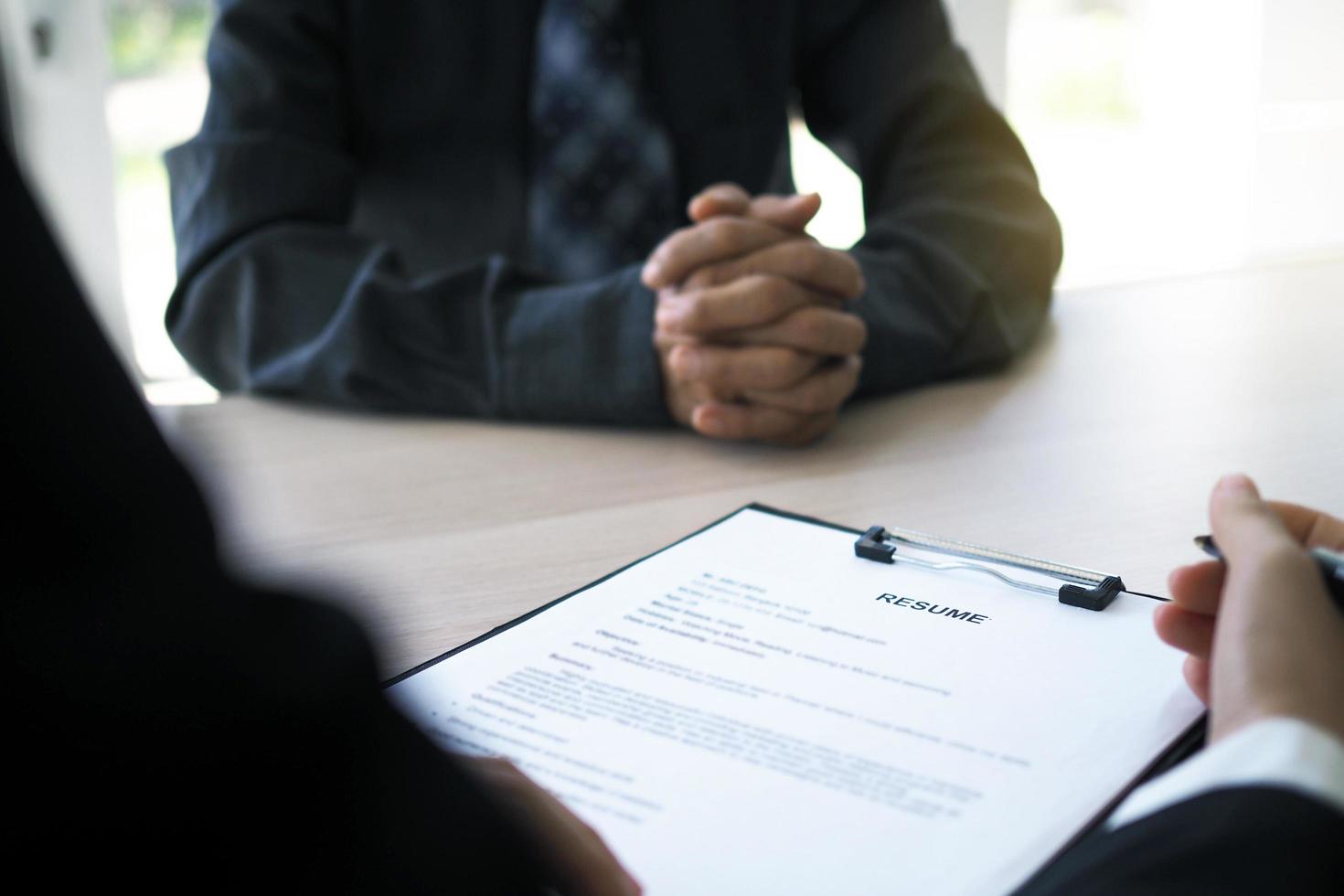 los ejecutivos están entrevistando a los candidatos. centrándose en los consejos para escribir un currículum, las calificaciones de los candidatos, las habilidades para las entrevistas y la preparación previa a las entrevistas. consideraciones para los nuevos empleados foto