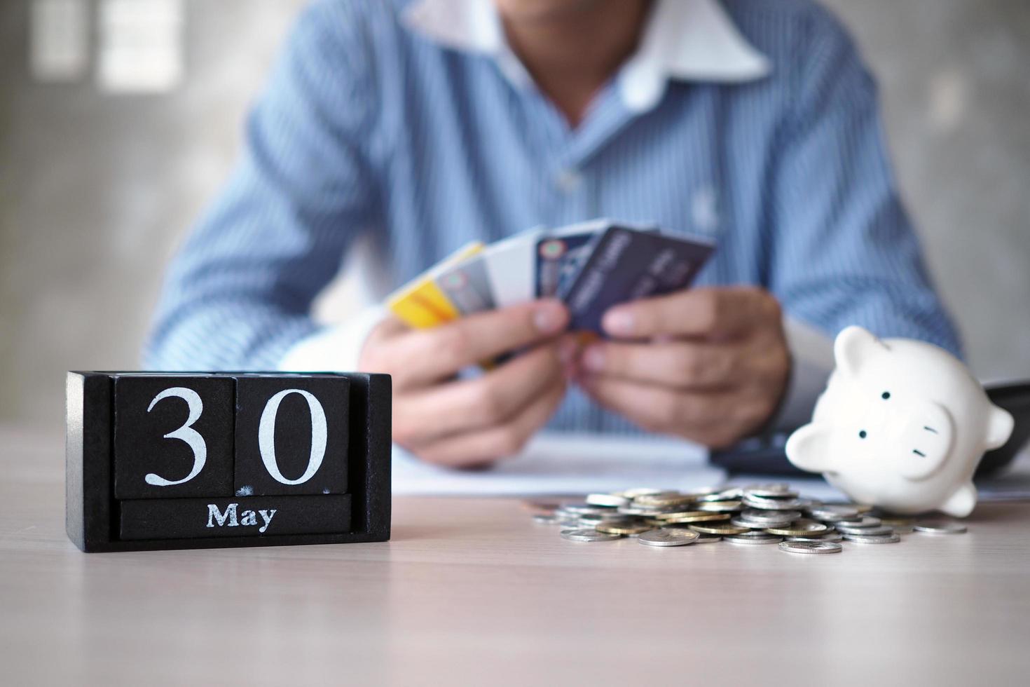 Businessmen are stressed with the end of the month having to pay for credit cards. photo