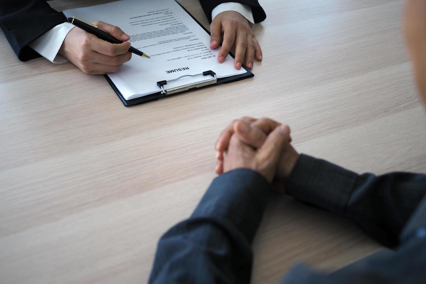 los ejecutivos están entrevistando. concéntrese en los consejos para escribir un currículum, las calificaciones de los candidatos, las habilidades para entrevistas y la preparación antes de la entrevista. consideración para el alivio a los empleados. foto