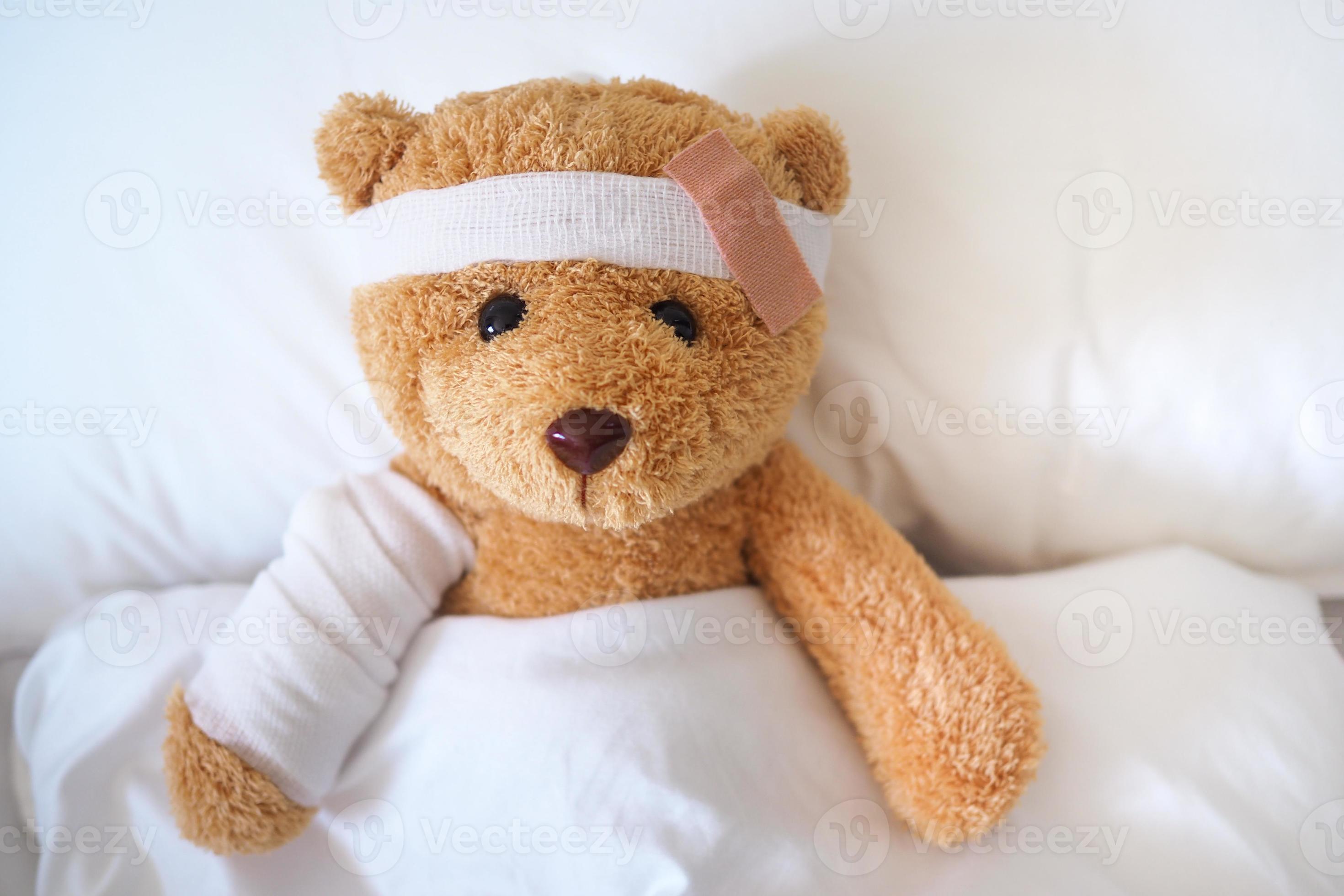 teddy bear with broken arm and little birdie with get well greeting Stock  Photo - Alamy