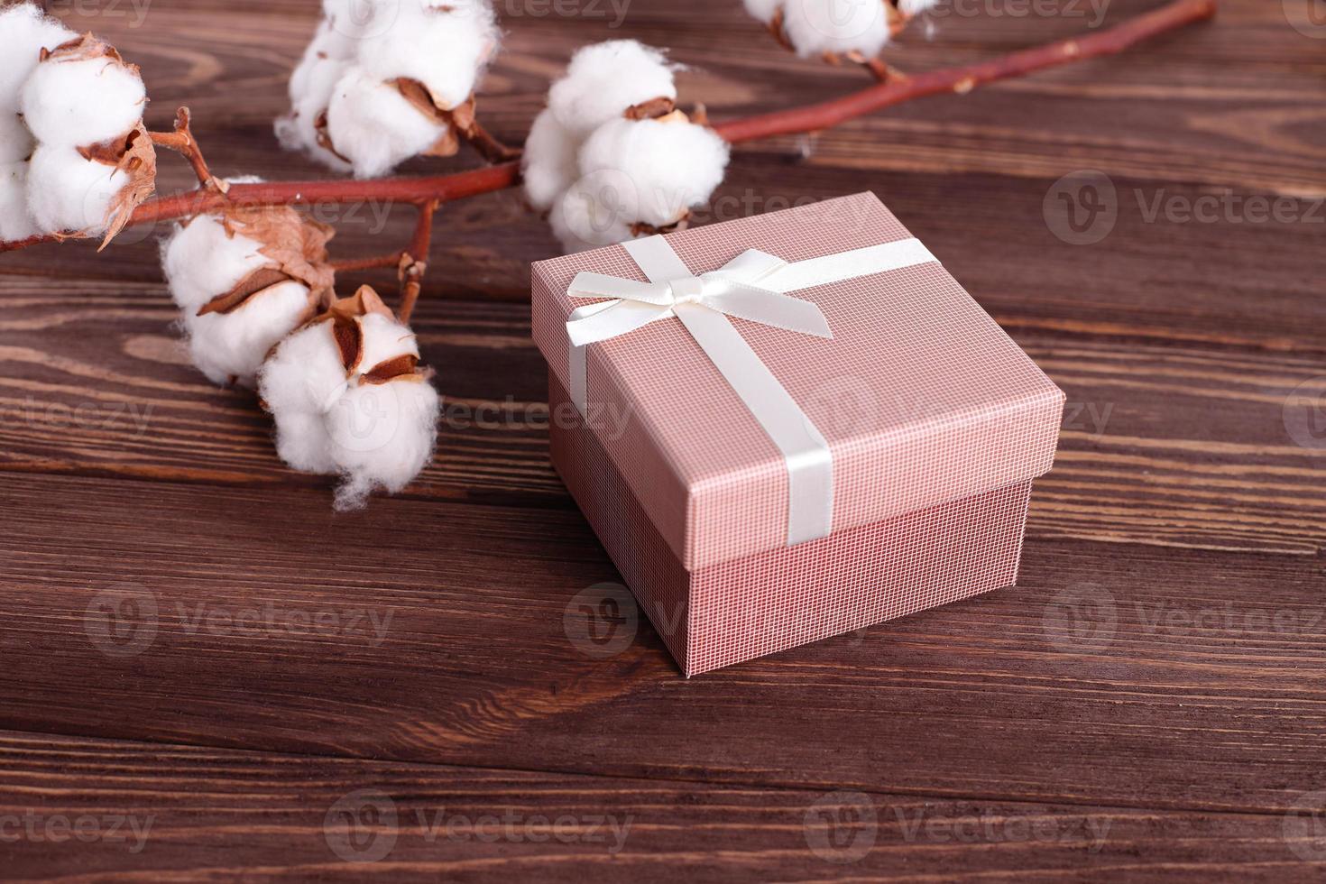 caja de regalo sobre fondo de madera, espacio de copia foto