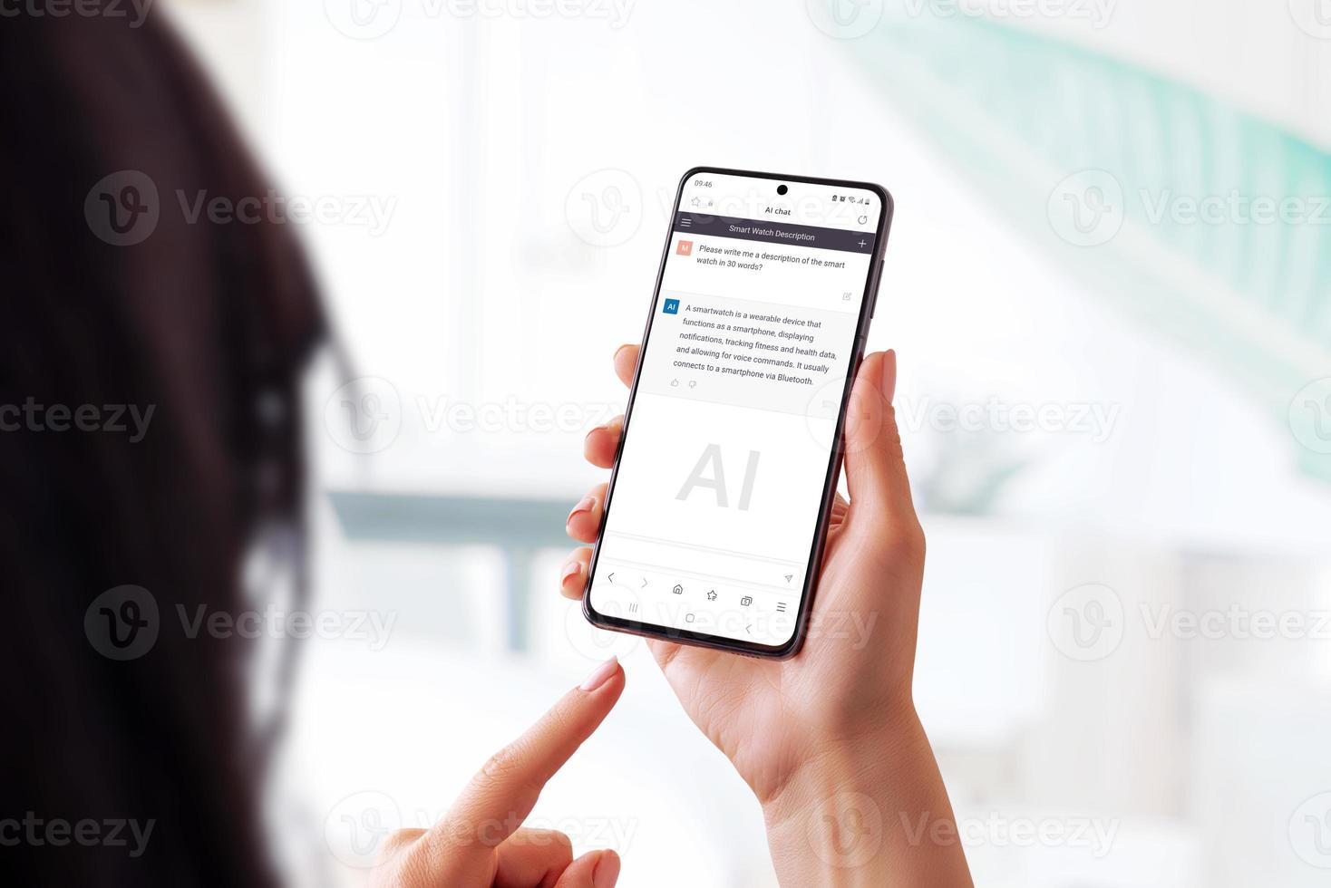 mujer sosteniendo un teléfono inteligente y usando una aplicación de bot de chat para hacer preguntas sobre un reloj inteligente. muestra el uso de modelos de lenguaje de inteligencia artificial para proporcionar información accesible e interactiva sobre la marcha foto