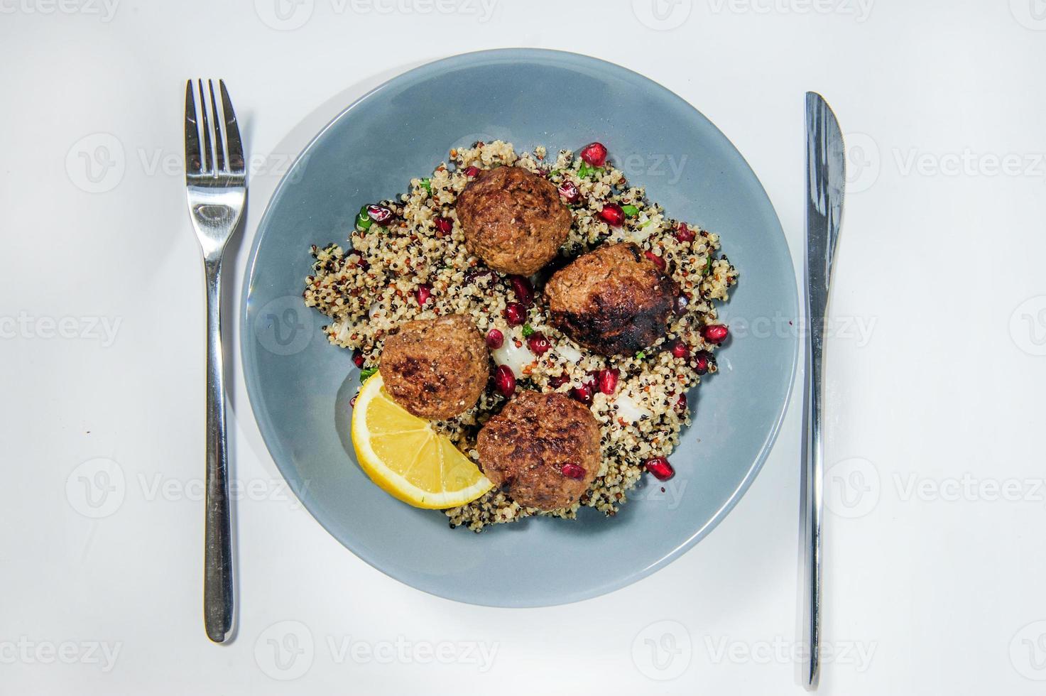 albóndigas caseras con arroz frito, ración para el almuerzo o la cena. vista superior. foto