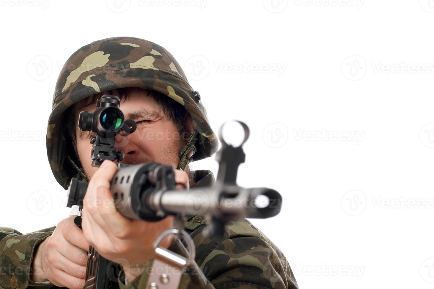 soldado apuntando un rifle foto