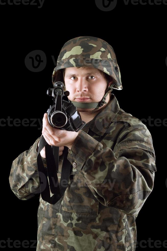hombre armado apuntando con un rifle foto