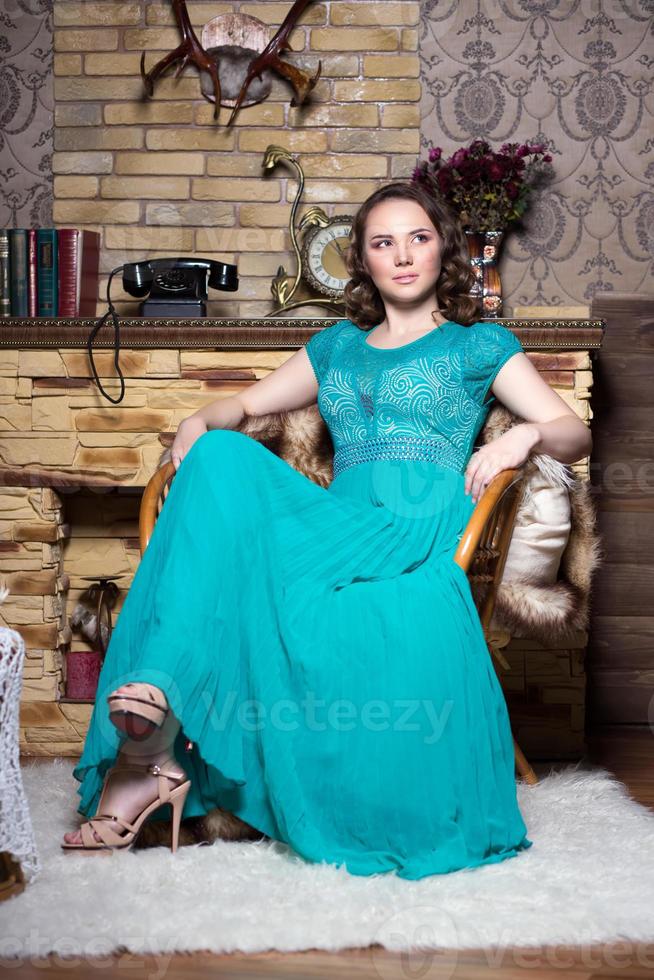 mujer pensativa en vestido turquesa foto
