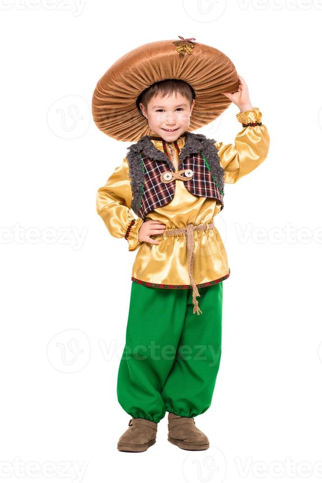 niño sonriente posando con un disfraz de hongo foto