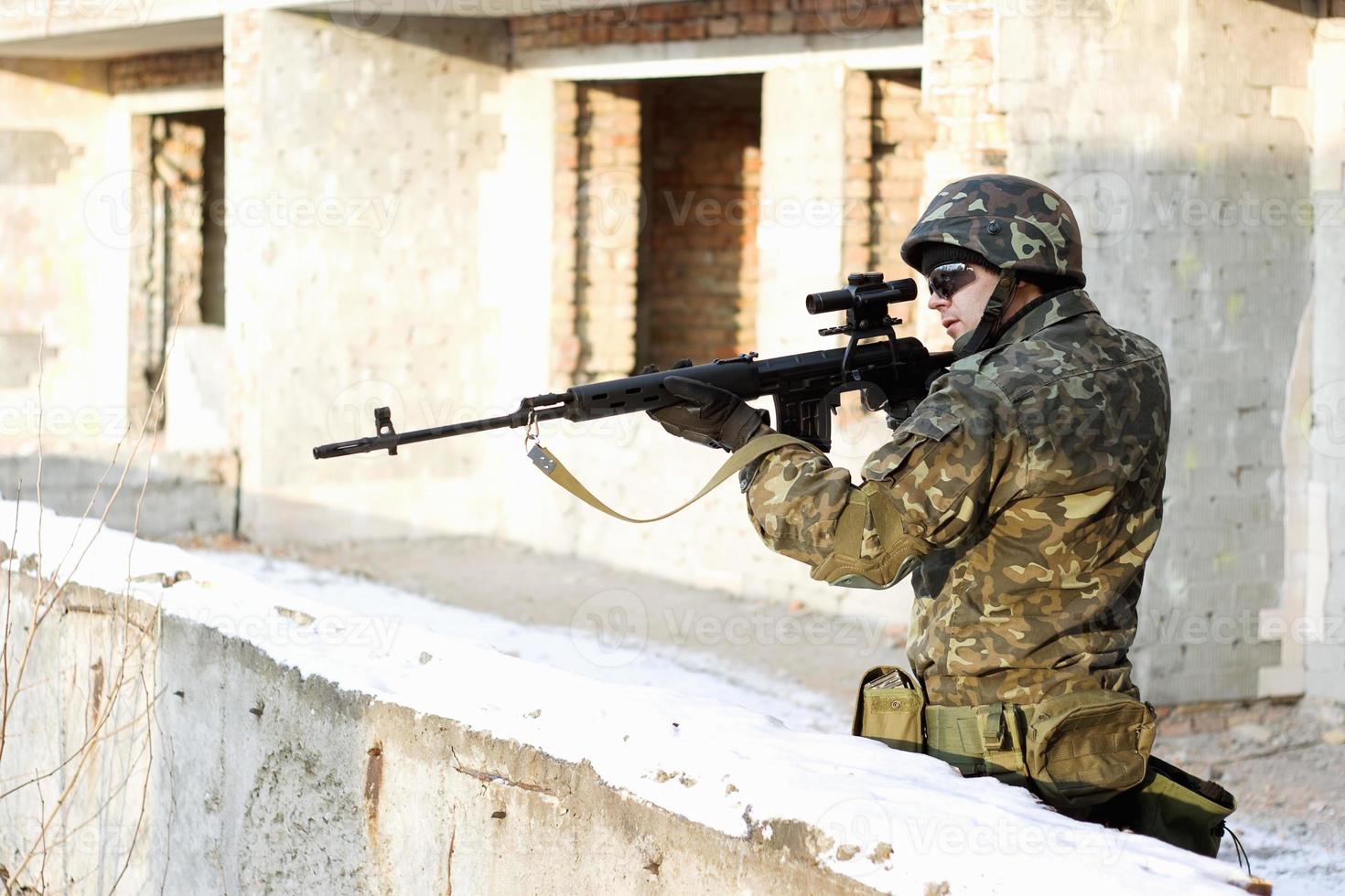 soldado fuerte con un arma foto
