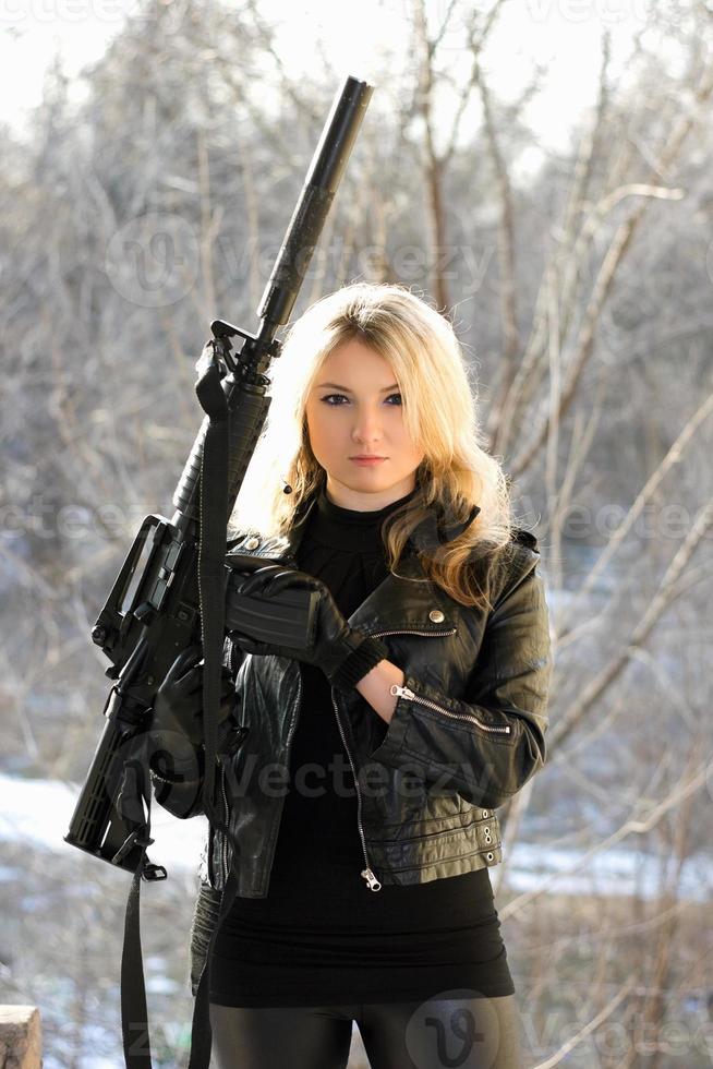 joven rubia con una pistola foto