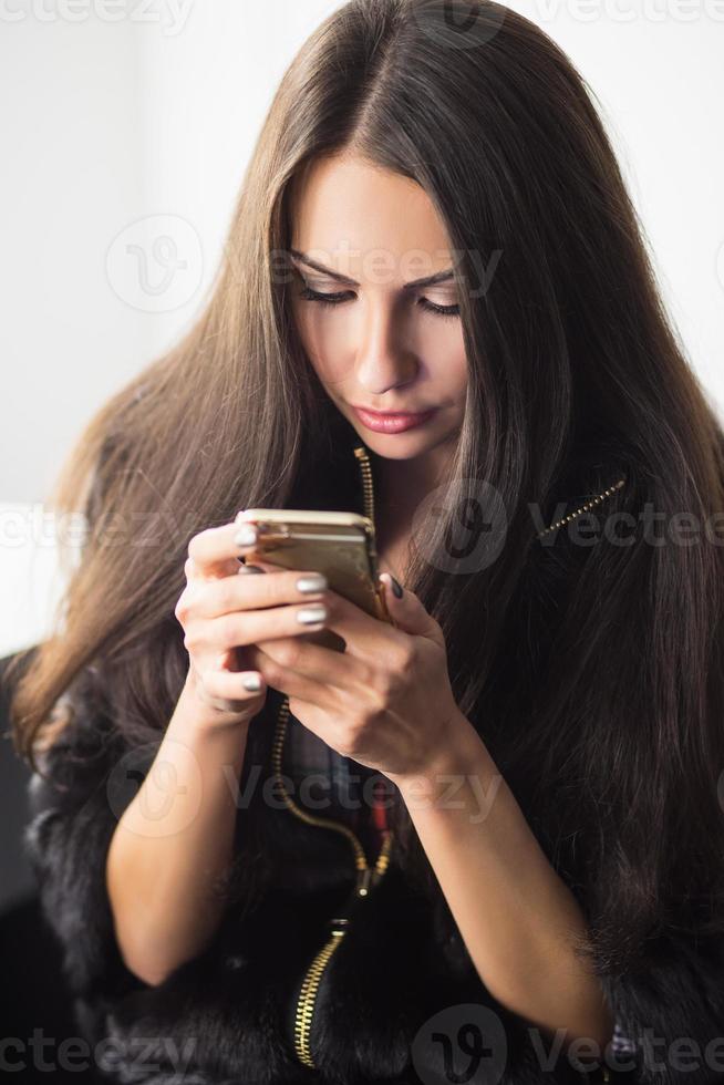 mujer joven con un teléfono foto