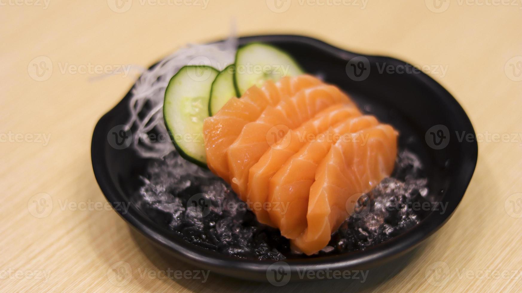pescado de salmón crudo en rodajas o filete de salmón o sashimi de salmón como restaurante de comida japonesa. menú de restaurante de sushi japonés de comida asiática. foto