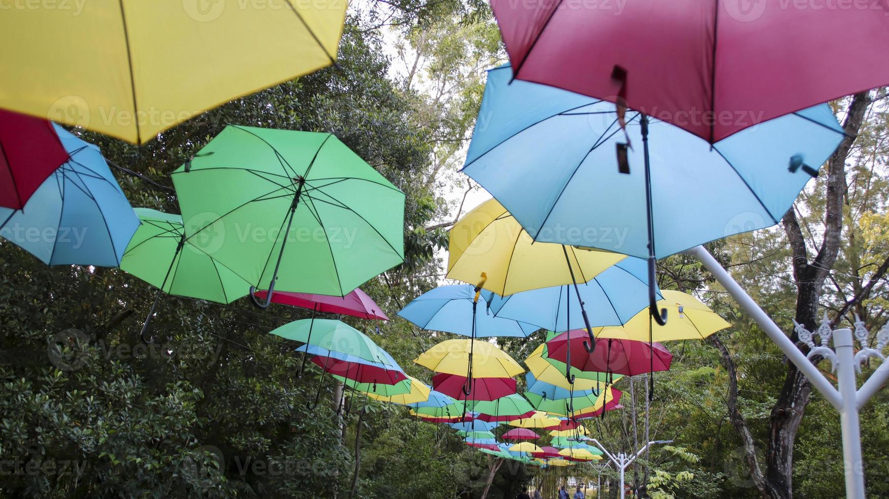 paraguas colgado en la decoración de la calle para atraer a la gente. atracción del parque al aire libre para una sesión de fotos o una bonita vista de fondo.