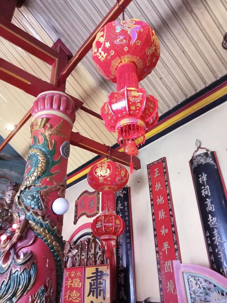 malang, indonesia, el 7 de enero de 2023. emoción en la víspera de año nuevo chino. eng an kiong temple, un lugar de culto para las tres religiones, el confucianismo, el taoísmo y el budismo. foto