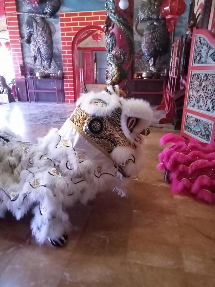 malang, indonesia, el 7 de enero de 2023. emoción en la víspera de año nuevo chino. eng an kiong temple, un lugar de culto para las tres religiones, el confucianismo, el taoísmo y el budismo. foto