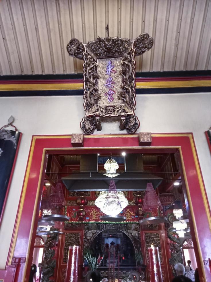 malang, indonesia, el 7 de enero de 2023. emoción en la víspera de año nuevo chino. eng an kiong temple, un lugar de culto para las tres religiones, el confucianismo, el taoísmo y el budismo. foto