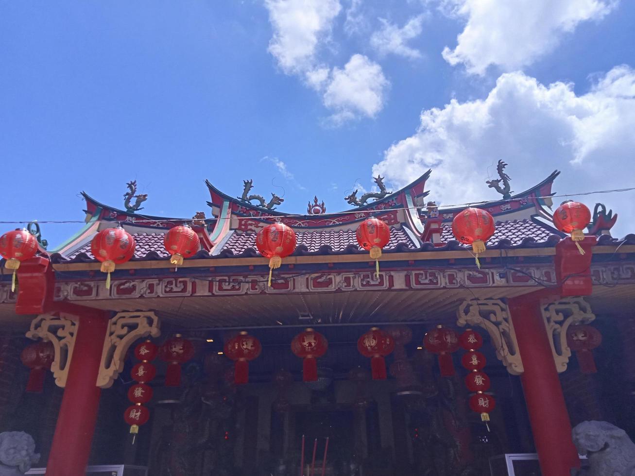 malang, indonesia, el 7 de enero de 2023. emoción en la víspera de año nuevo chino. eng an kiong temple, un lugar de culto para las tres religiones, el confucianismo, el taoísmo y el budismo. foto