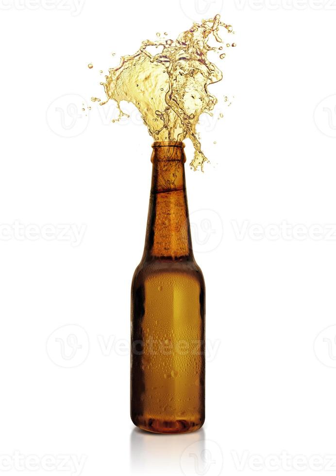 una botella de cerveza fría sobre un fondo blanco con spray. renderizado 3d foto