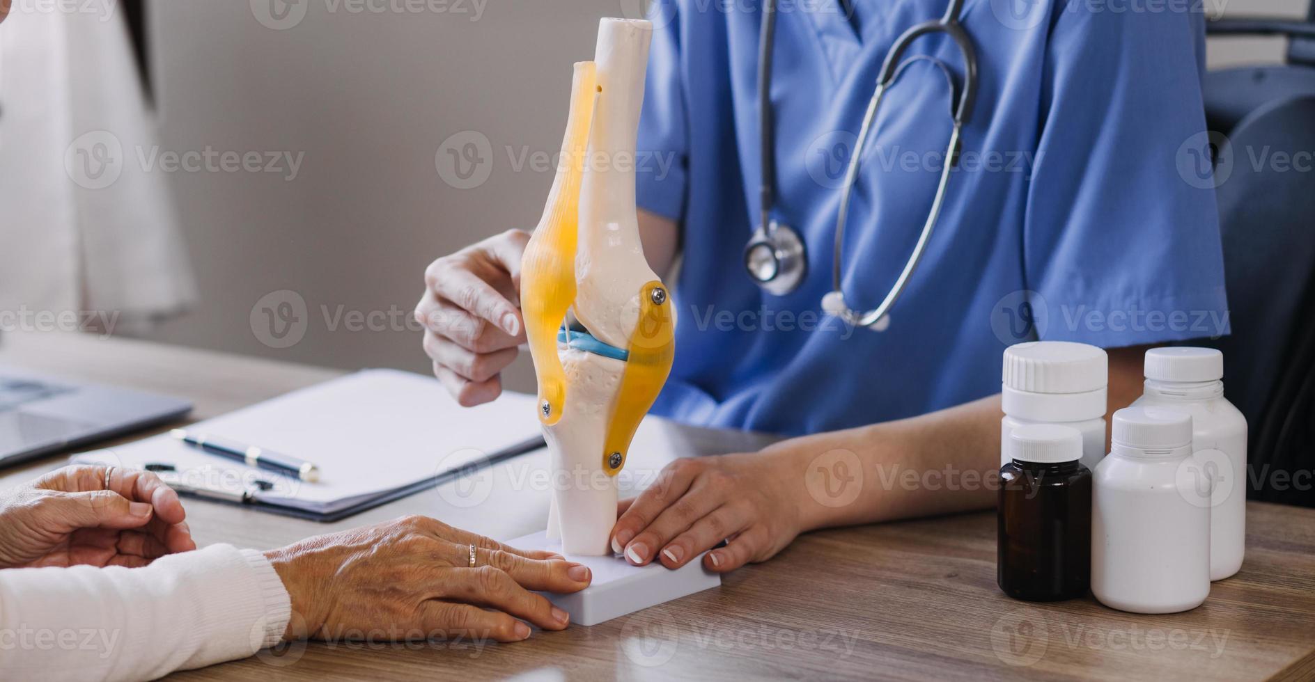 servicio de enfermería domiciliaria y cardiología asistencial a personas mayores. Primer plano de una joven doctora hispana enfermera comprobar los latidos del corazón de un hombre caucásico maduro usando un estetoscopio durante la visita foto