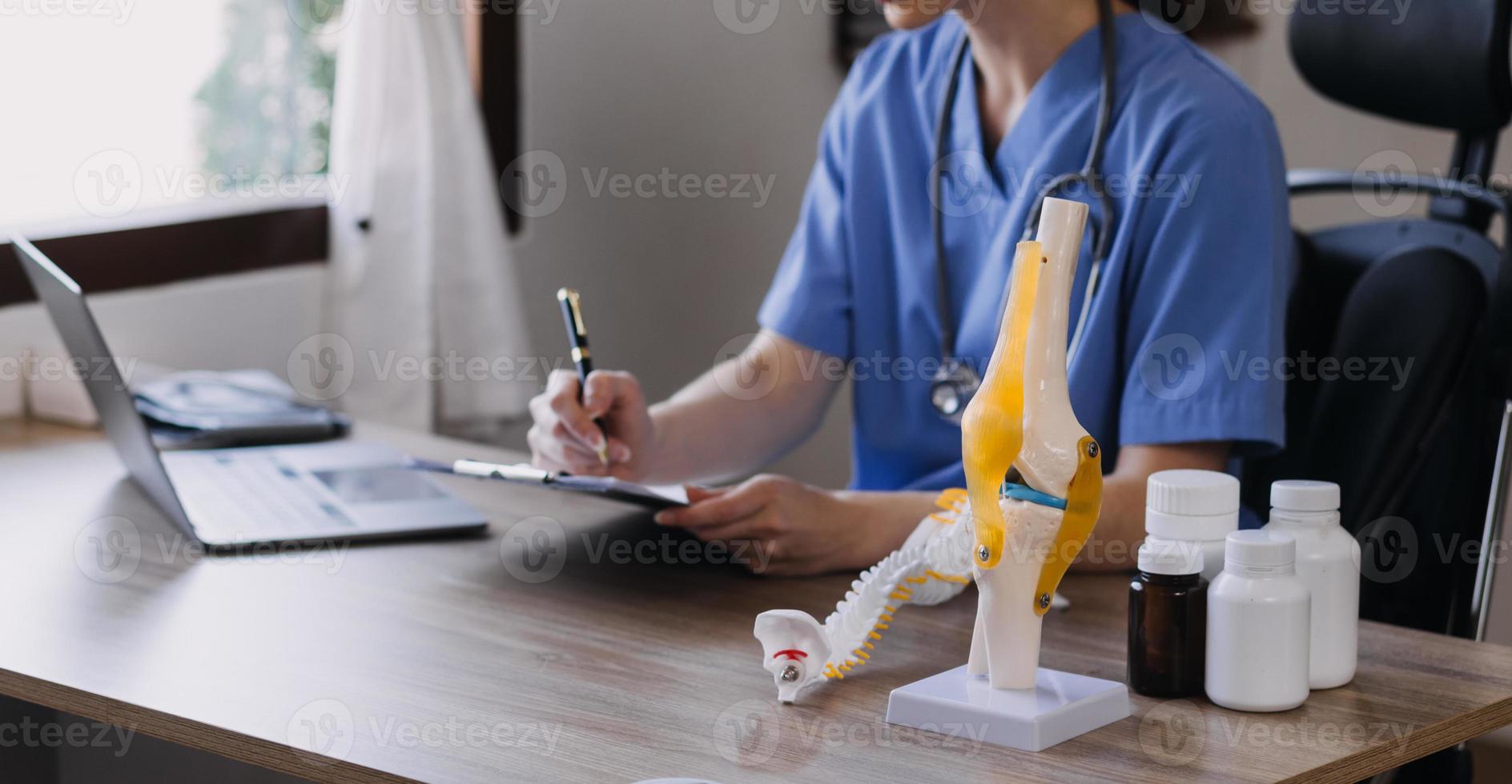 servicio de enfermería domiciliaria y cardiología asistencial a personas mayores. Primer plano de una joven doctora hispana enfermera comprobar los latidos del corazón de un hombre caucásico maduro usando un estetoscopio durante la visita foto